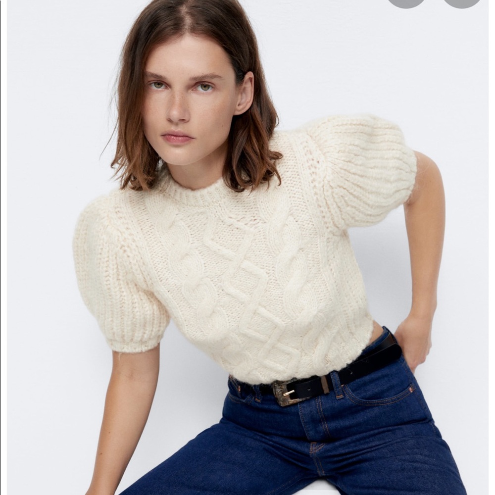 COPY - CABLE KNIT SWEATER cream.  Small. NEW